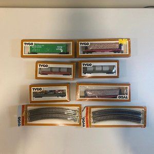 Vintage Tyco HO Scale‎ Electric Trains Lot of 6 Cars + 2 pks Radius Curve Tracks
